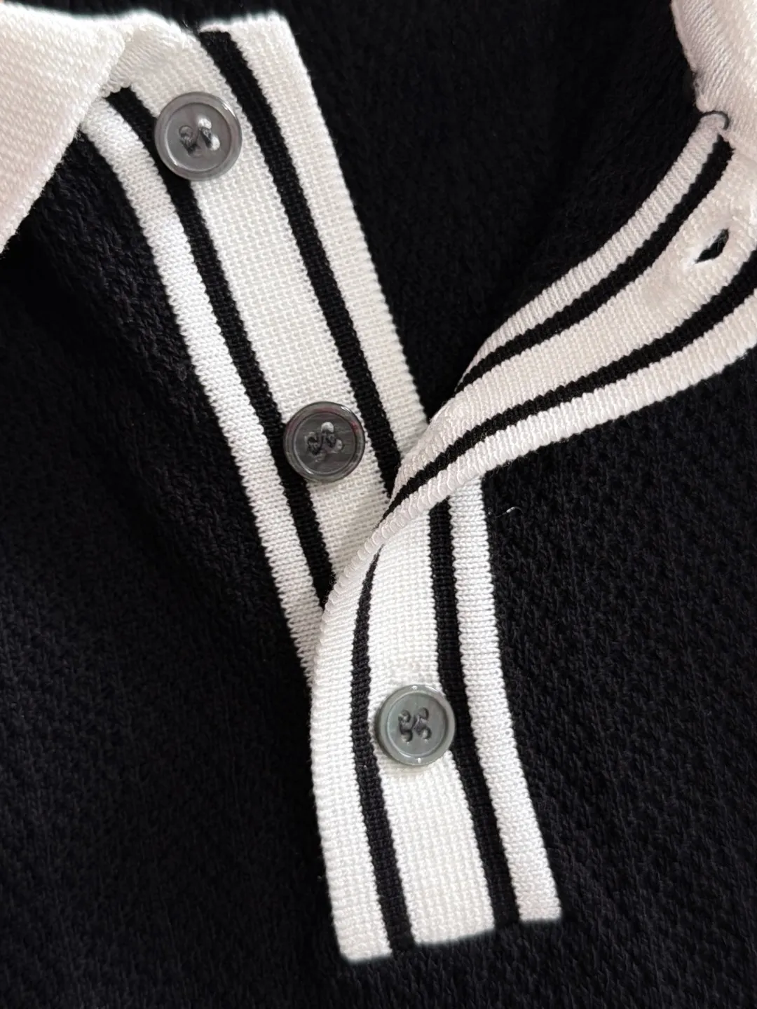 Next day shipping P165 Mouth-mounted High Quality 2026 Summer New Arrival Men's Short Sleeve T-shirt Made of combed cotton yarn knitted cotton fabric, pure cotton high-weight special yarn, it feels full of weight when weighed, and the upper body is more textured than ordinary T-shirts. This texture can cope with the weather easily and is suitable for both hot and cold! The pattern on the chest adopts three-dimensional embroidery technology, and is perfectly produced stitch by stitch with reference to the original version! Loose fit design, looks noble. Size: M to XXXL